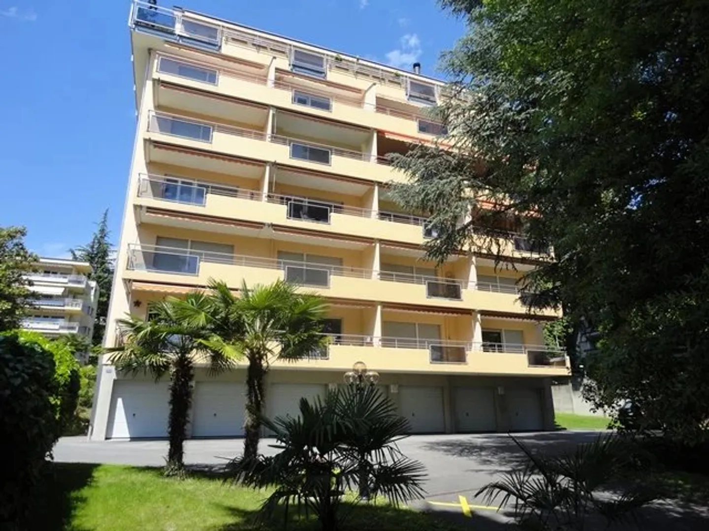 Appartamento ristrutturato con 2 camere al 4° piano con vista sul lago - Foto 1 di 2