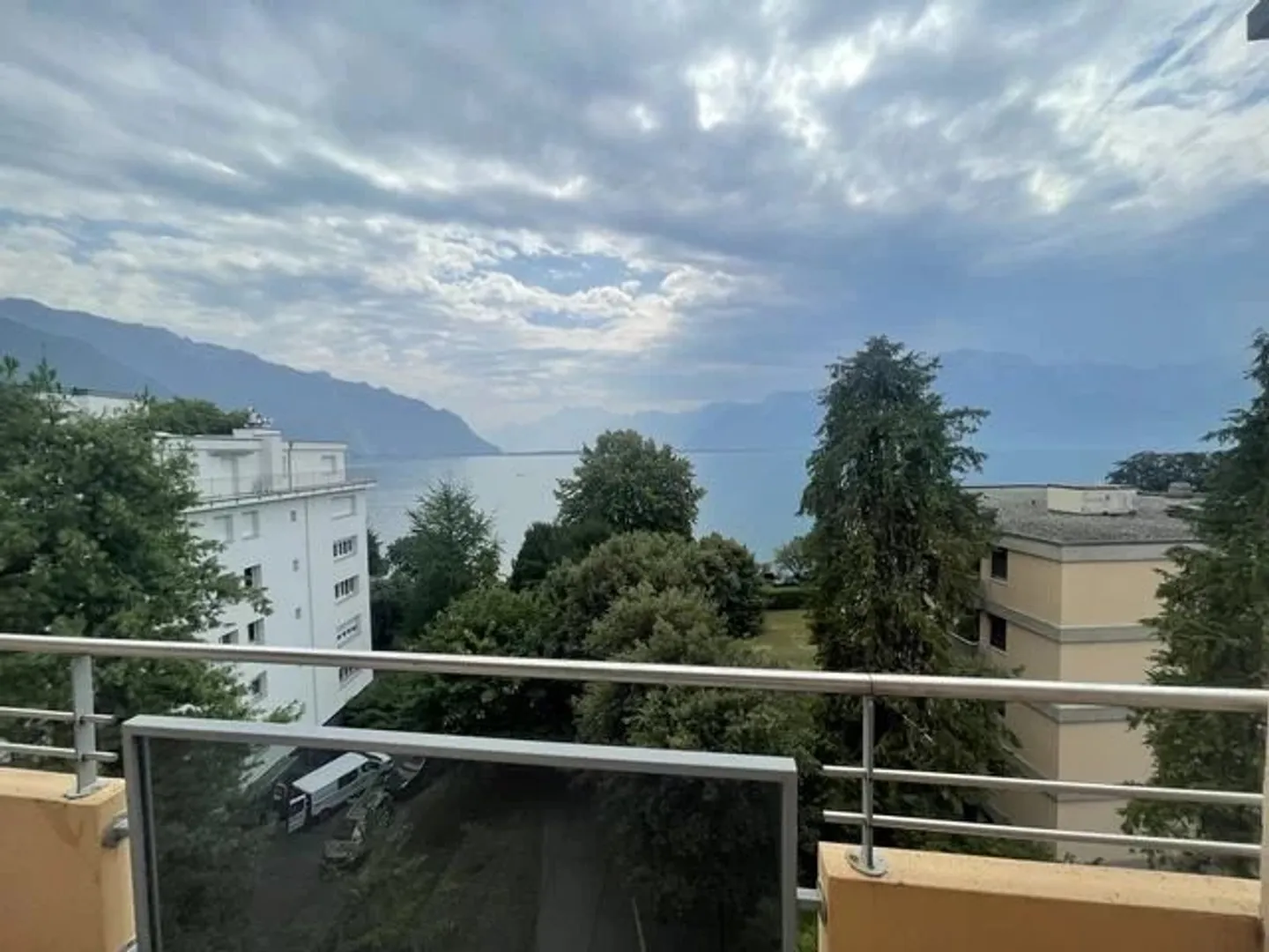 Appartamento ristrutturato con 2 camere al 4° piano con vista sul lago - Foto 2 di 2