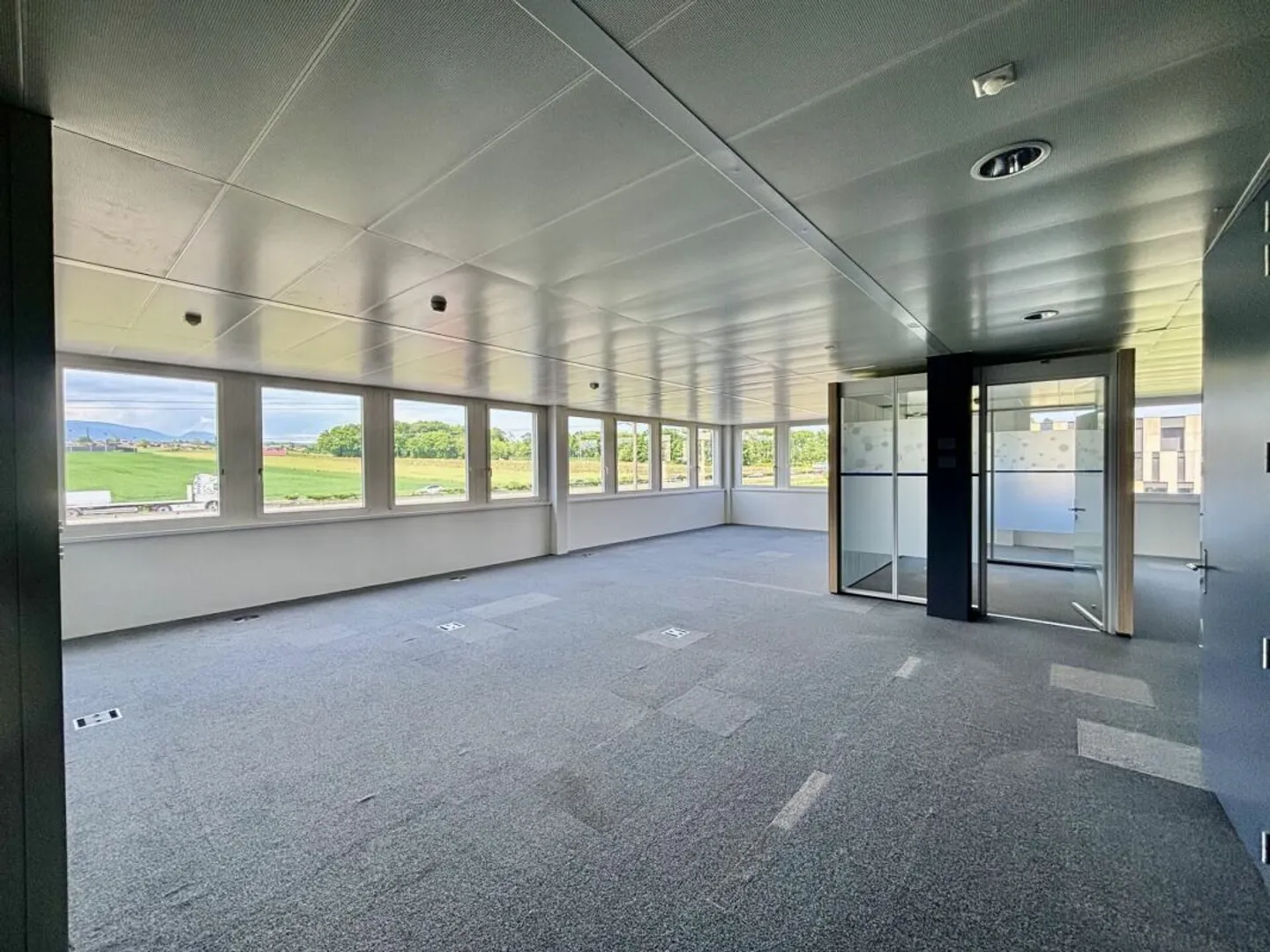 Wunderschöne moderne Büroflächen, CFF-Zugang und Parkplätze - Foto 9 von 12
