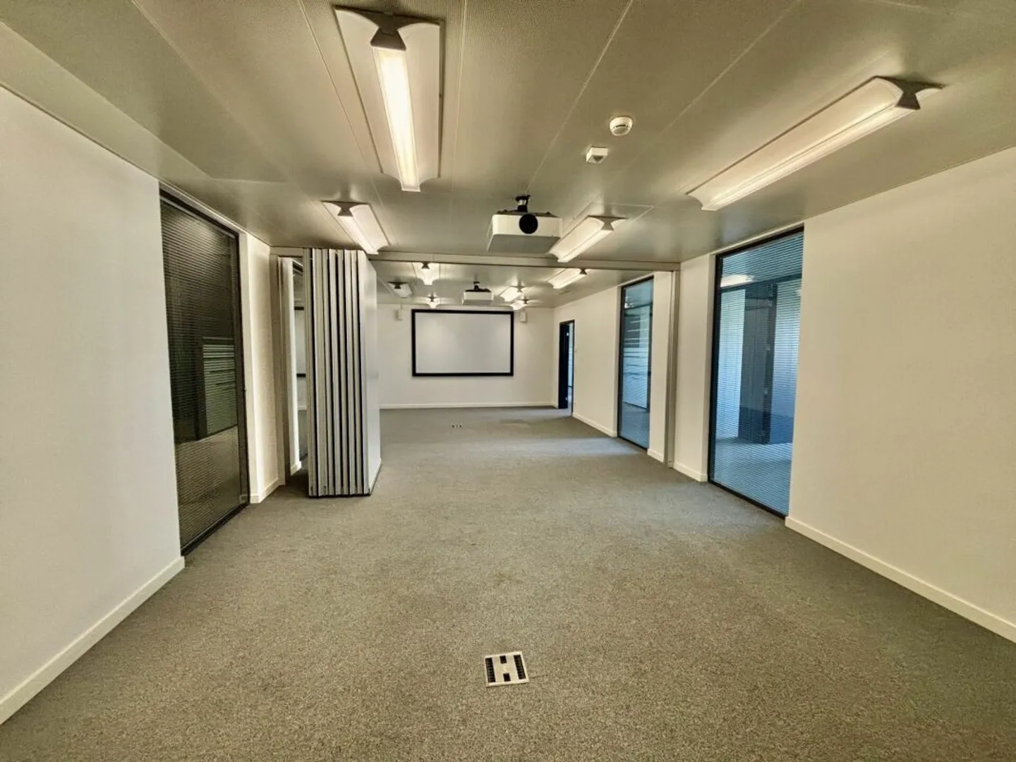 Wunderschöne moderne Büroflächen, CFF-Zugang und Parkplätze - Foto 12 von 12