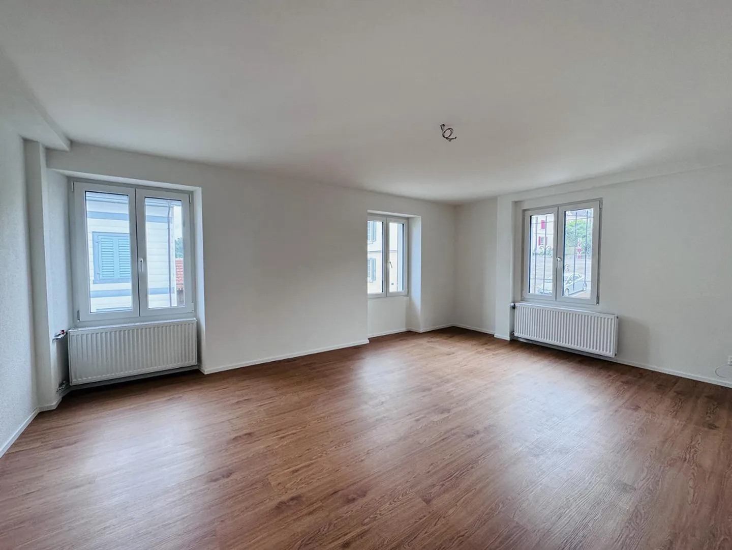 Studios rénovés avec cuisine et salle de bain communes directement à la gare - Photo 2 sur 8