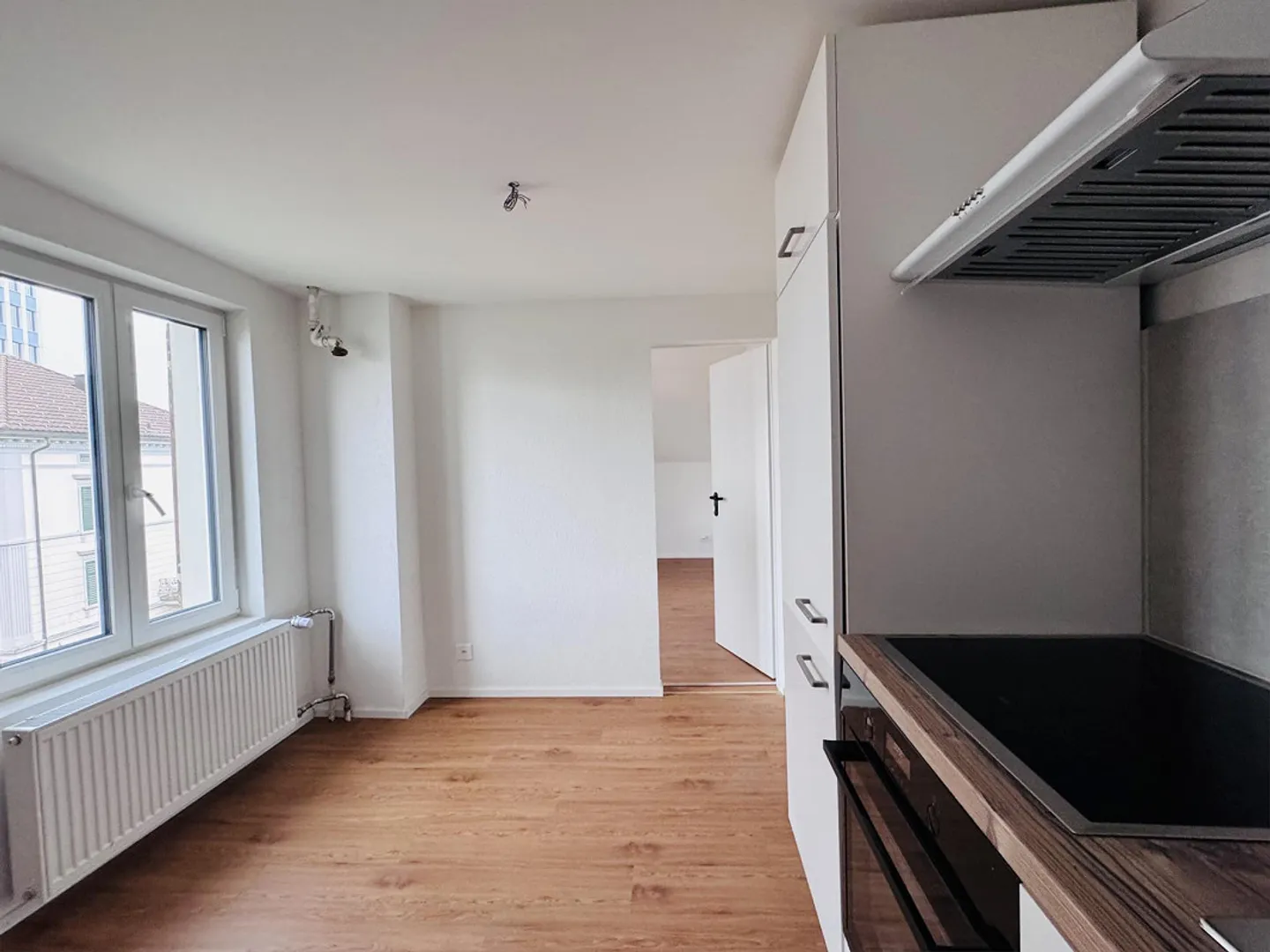 Studios rénovés avec cuisine et salle de bain communes directement à la gare - Photo 3 sur 8