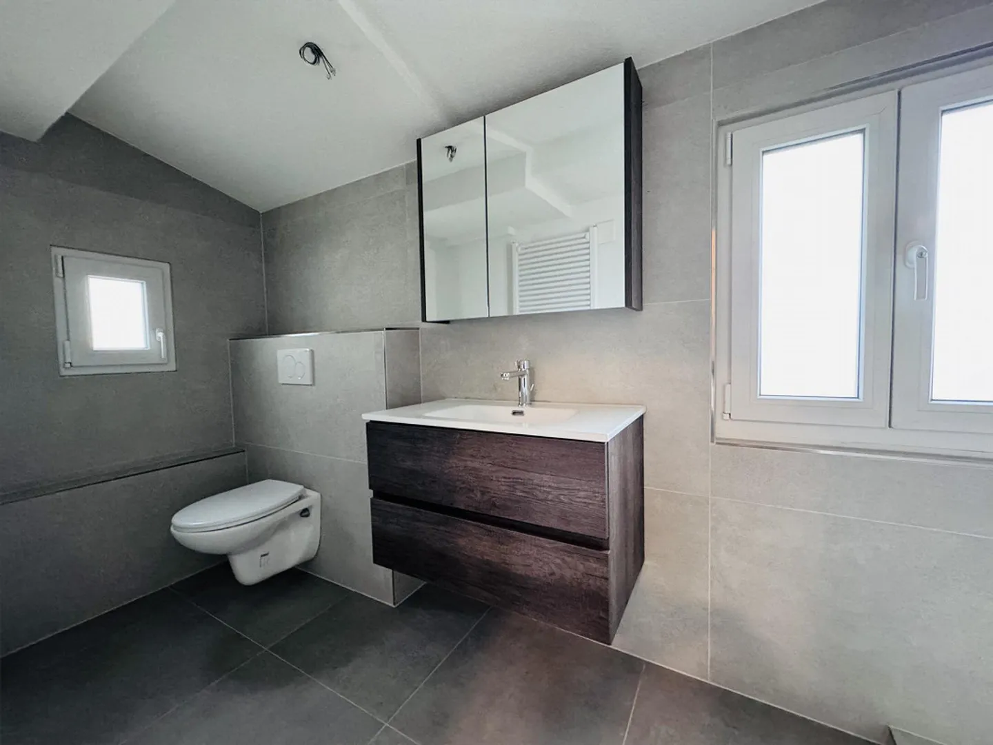Studios rénovés avec cuisine et salle de bain communes directement à la gare - Photo 5 sur 8