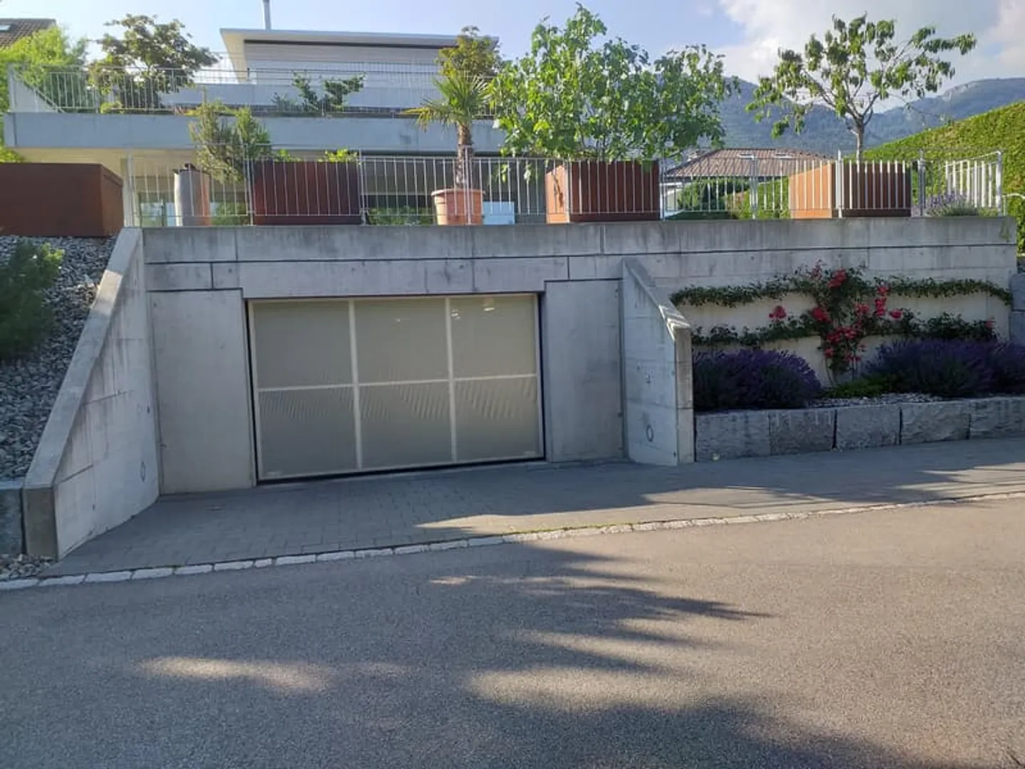 Ampie aree di parcheggio in un garage moderno e centralmente situato - Foto 1 di 1