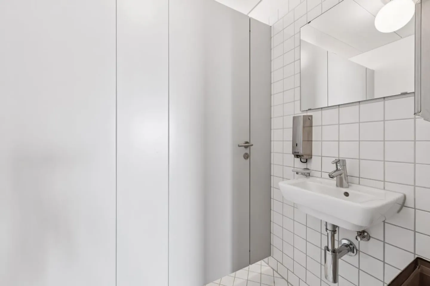 Spazio ufficio attraente in una posizione centrale nell'area Richti - Foto 9 di 11