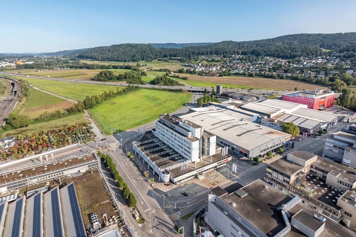 Your new business location with optimal transport connections and a wide view - Photo 6 of 11