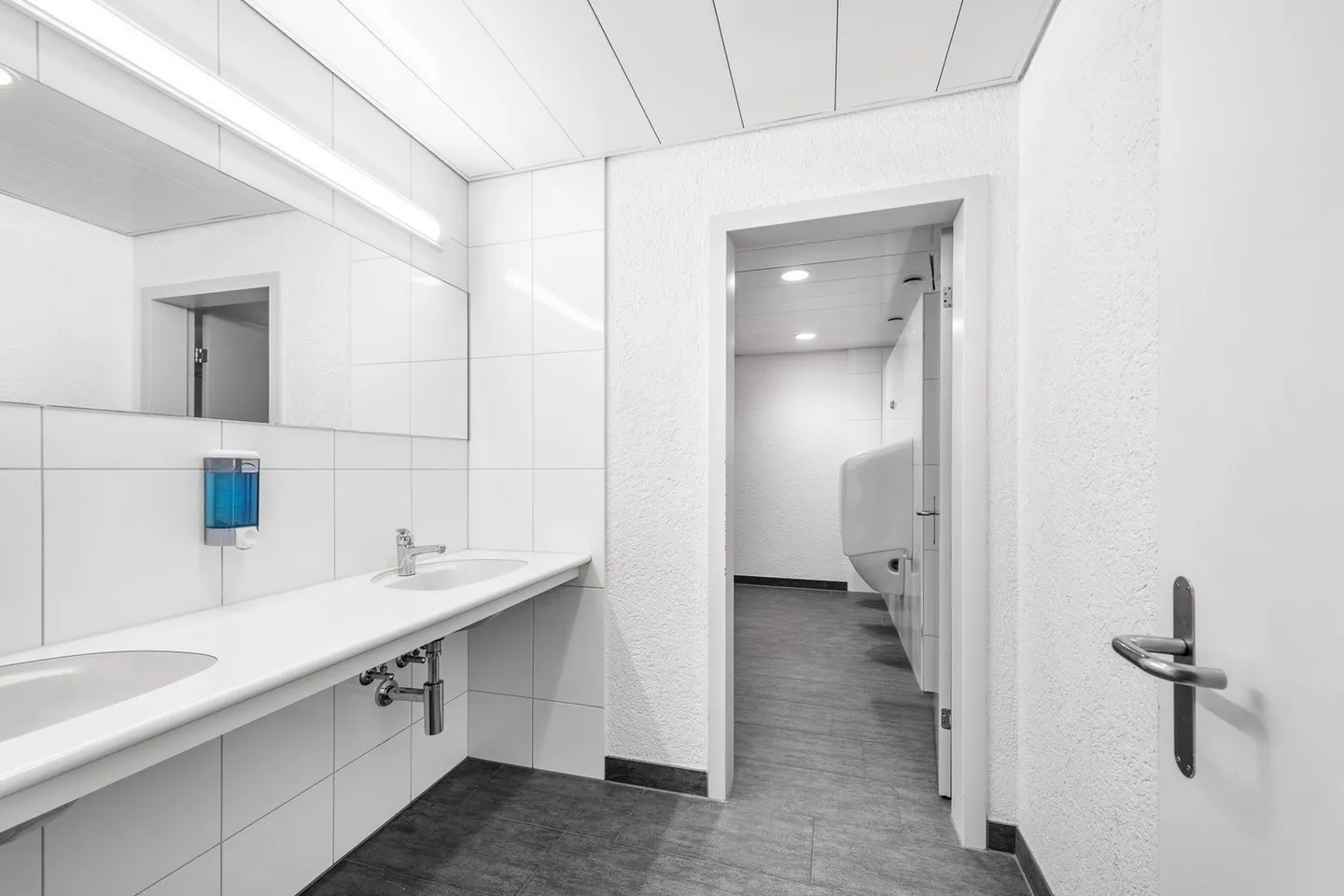 Your new business location with optimal transport connections and a wide view - Photo 8 of 11