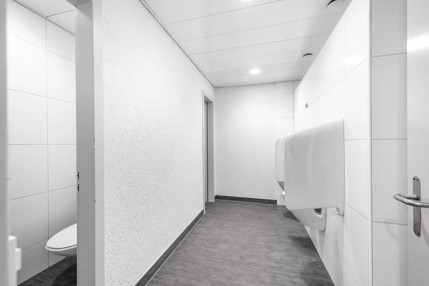 Your new business location with optimal transport connections and a wide view - Photo 9 of 11