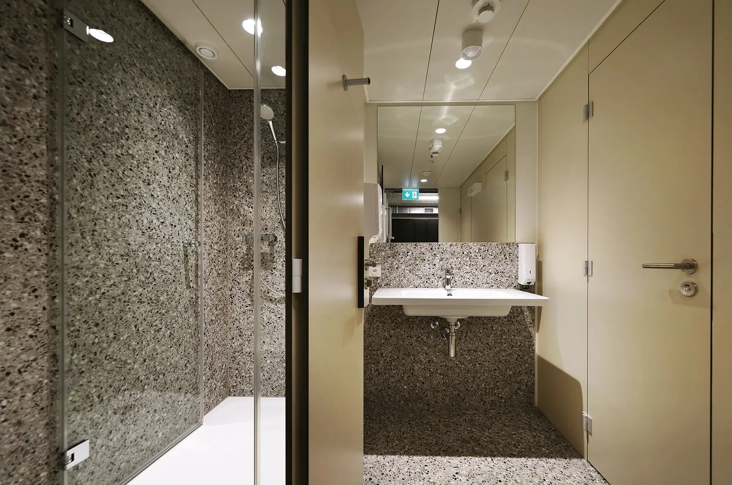 Your new business location with optimal transport connections and a wide view - Photo 11 of 11