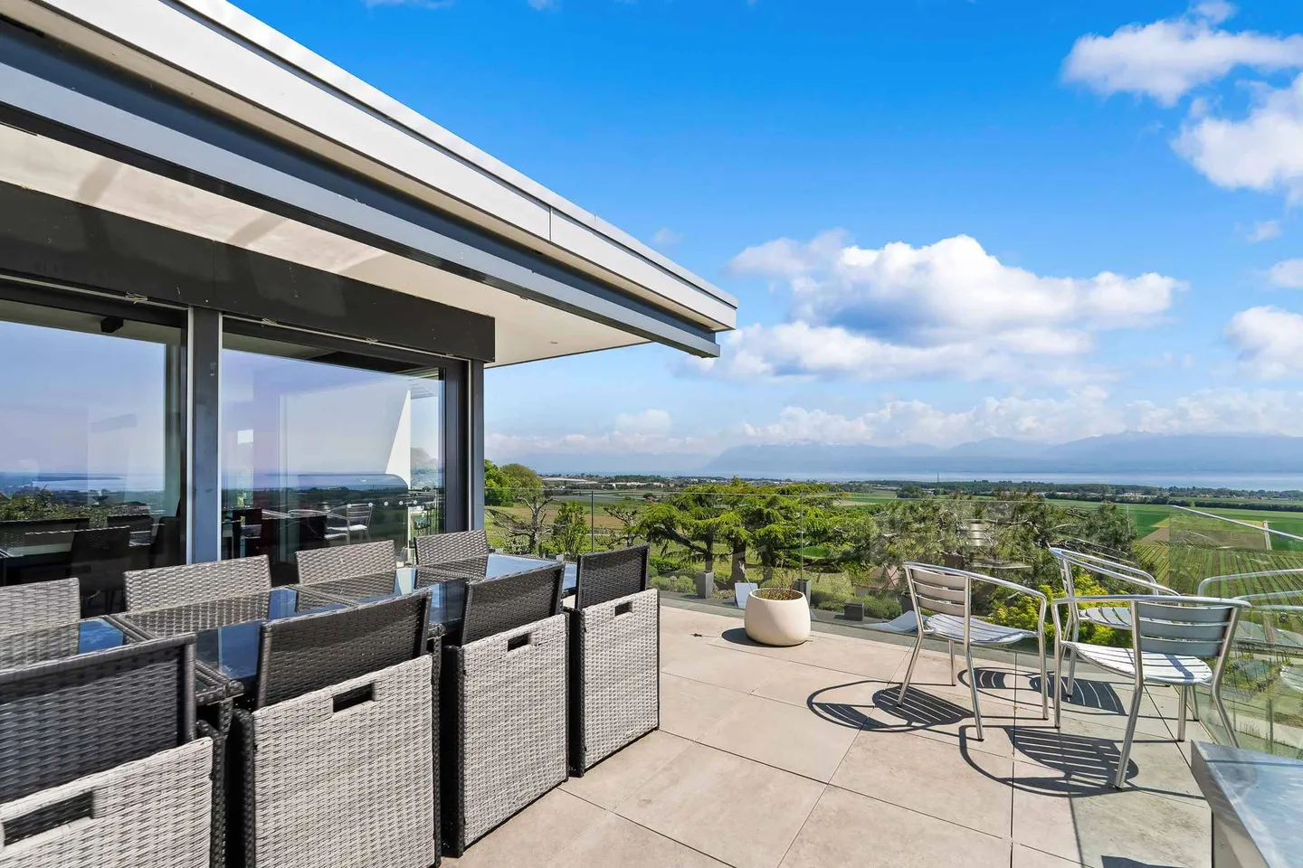 Villa extraordinaire avec piscine et vue panoramique sur le lac - Photo 8 sur 9