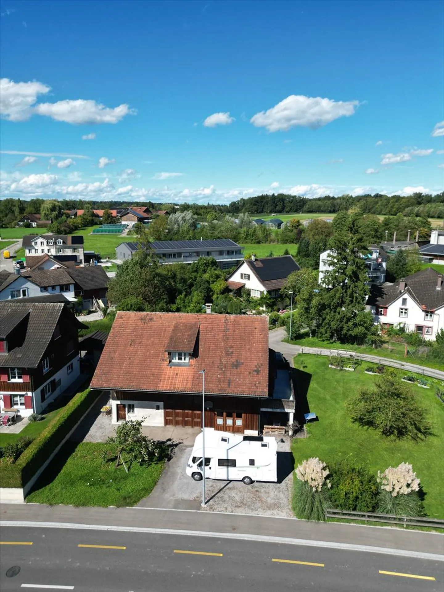 Beautiful 5.5-room single-family house with barn in Hefenhofen - Photo 2 of 13