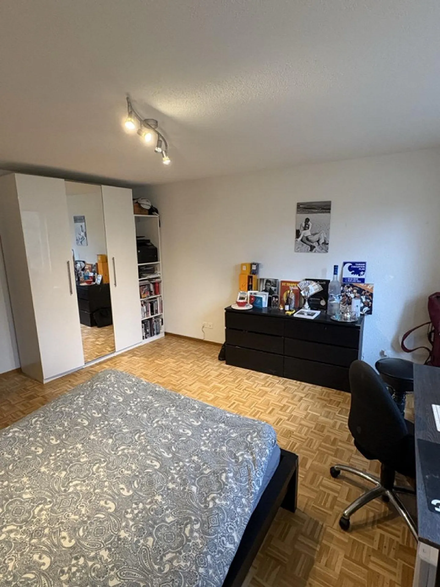 22 sqm large room in cozy 3-person shared apartment in St. Gallen - Photo 2 of 10