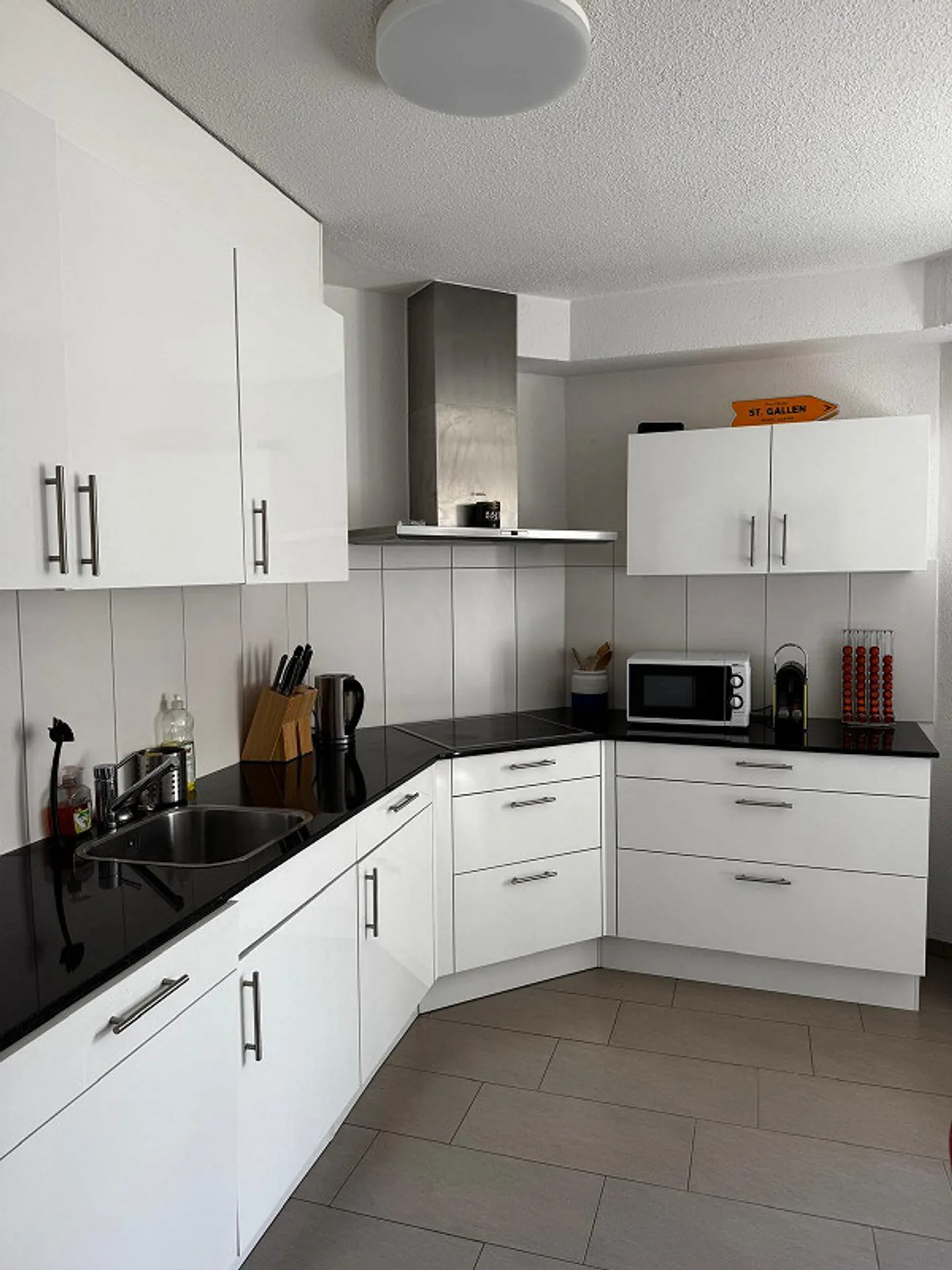 22 sqm large room in cozy 3-person shared apartment in St. Gallen - Photo 5 of 10