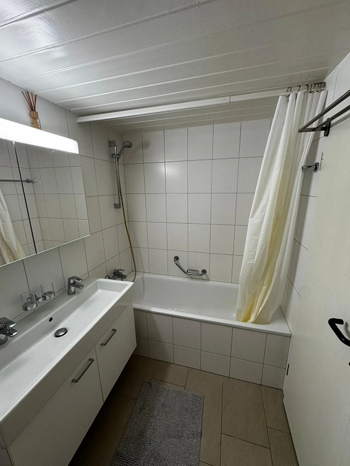 22 sqm large room in cozy 3-person shared apartment in St. Gallen - Photo 9 of 10