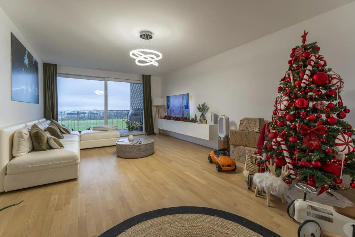 OPPORTUNITY! IDEAL LOCATION CLOSE TO EVERYTHING! - Photo 2 of 9