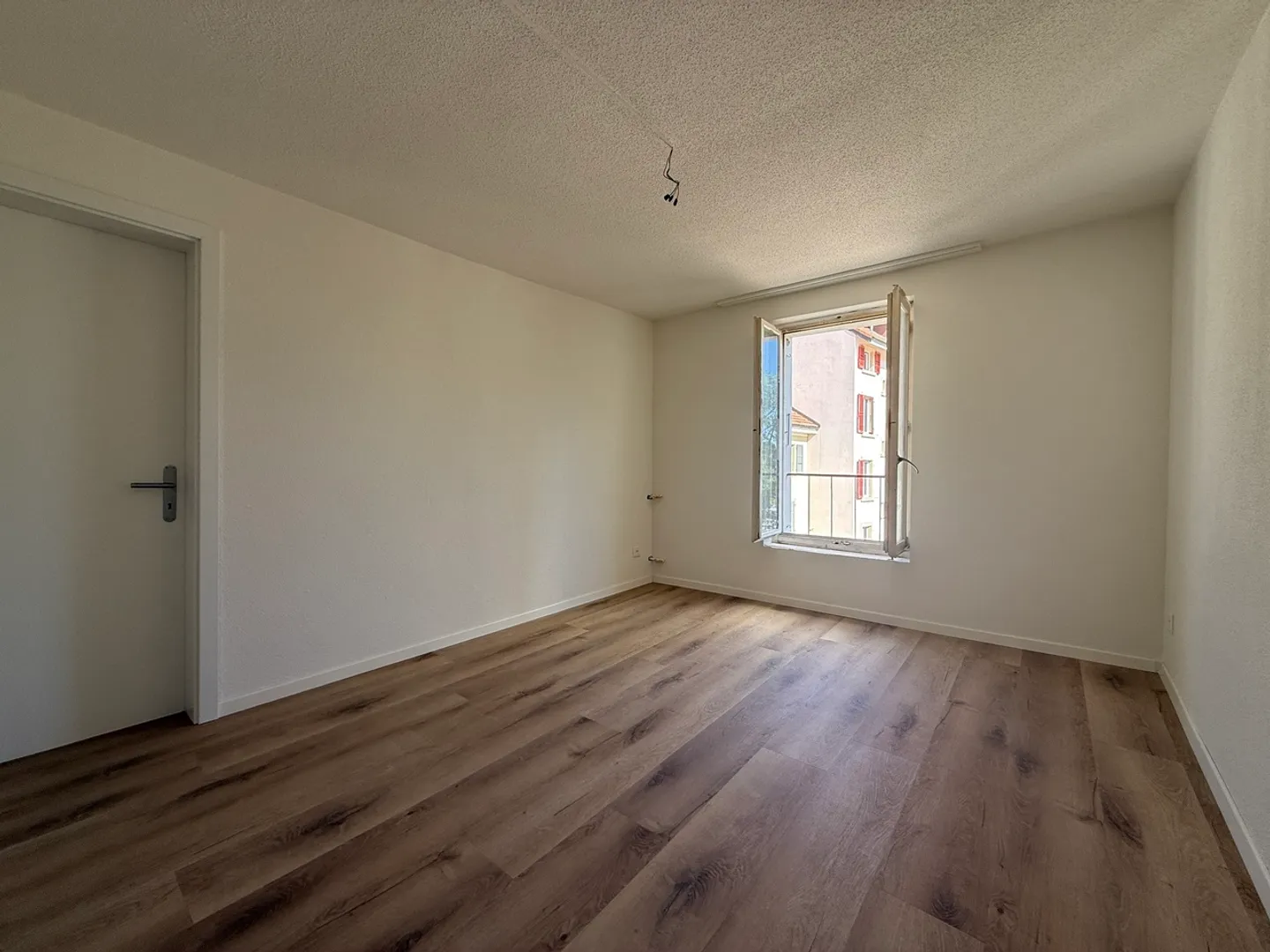 Freshly renovated 4-room apartment near Biel train station - Photo 2 of 10