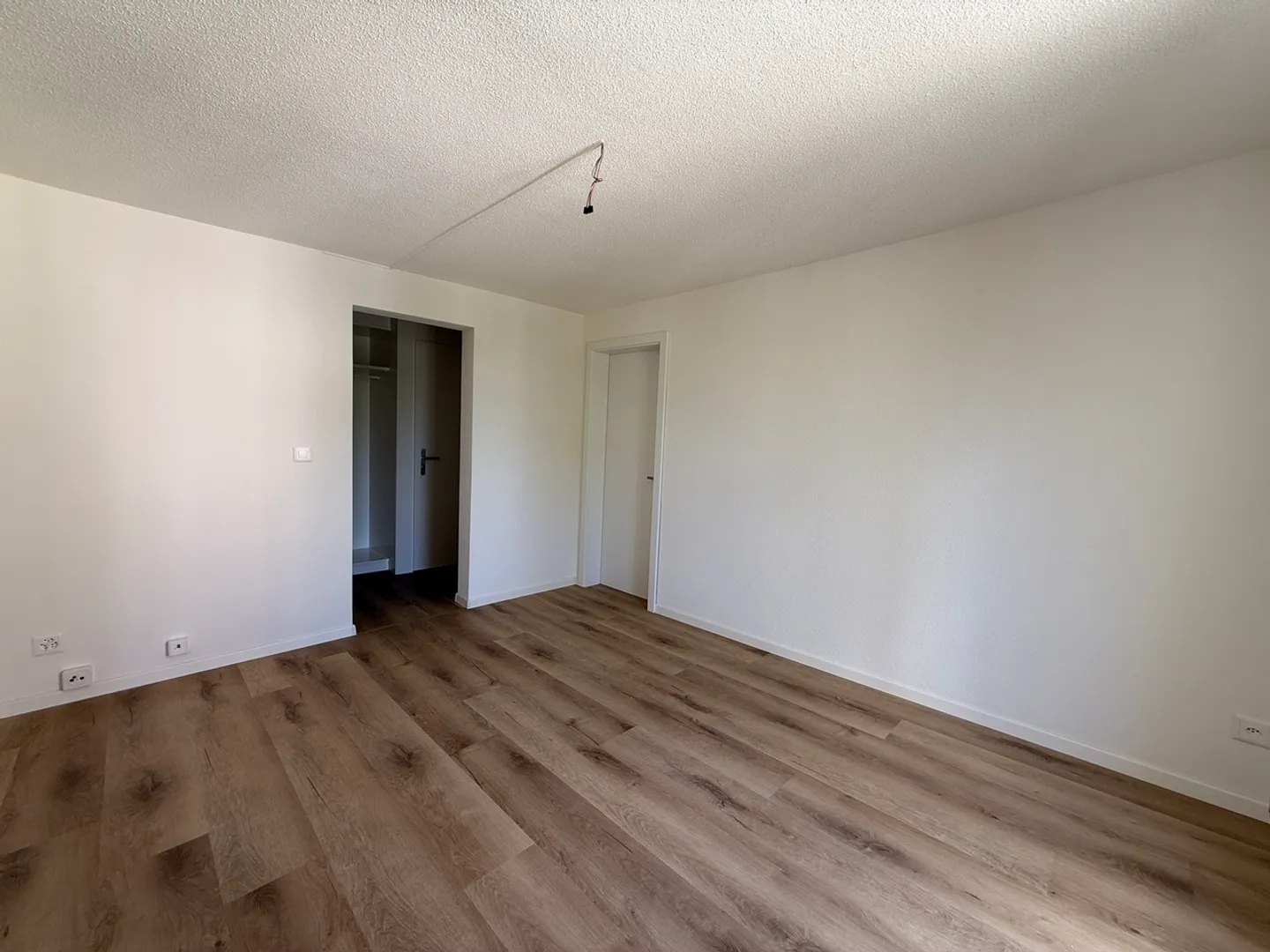 Freshly renovated 4-room apartment near Biel train station - Photo 3 of 10