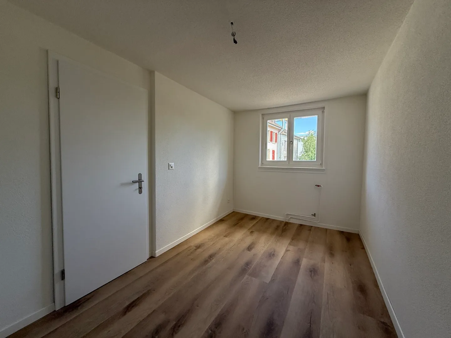 Freshly renovated 4-room apartment near Biel train station - Photo 4 of 10