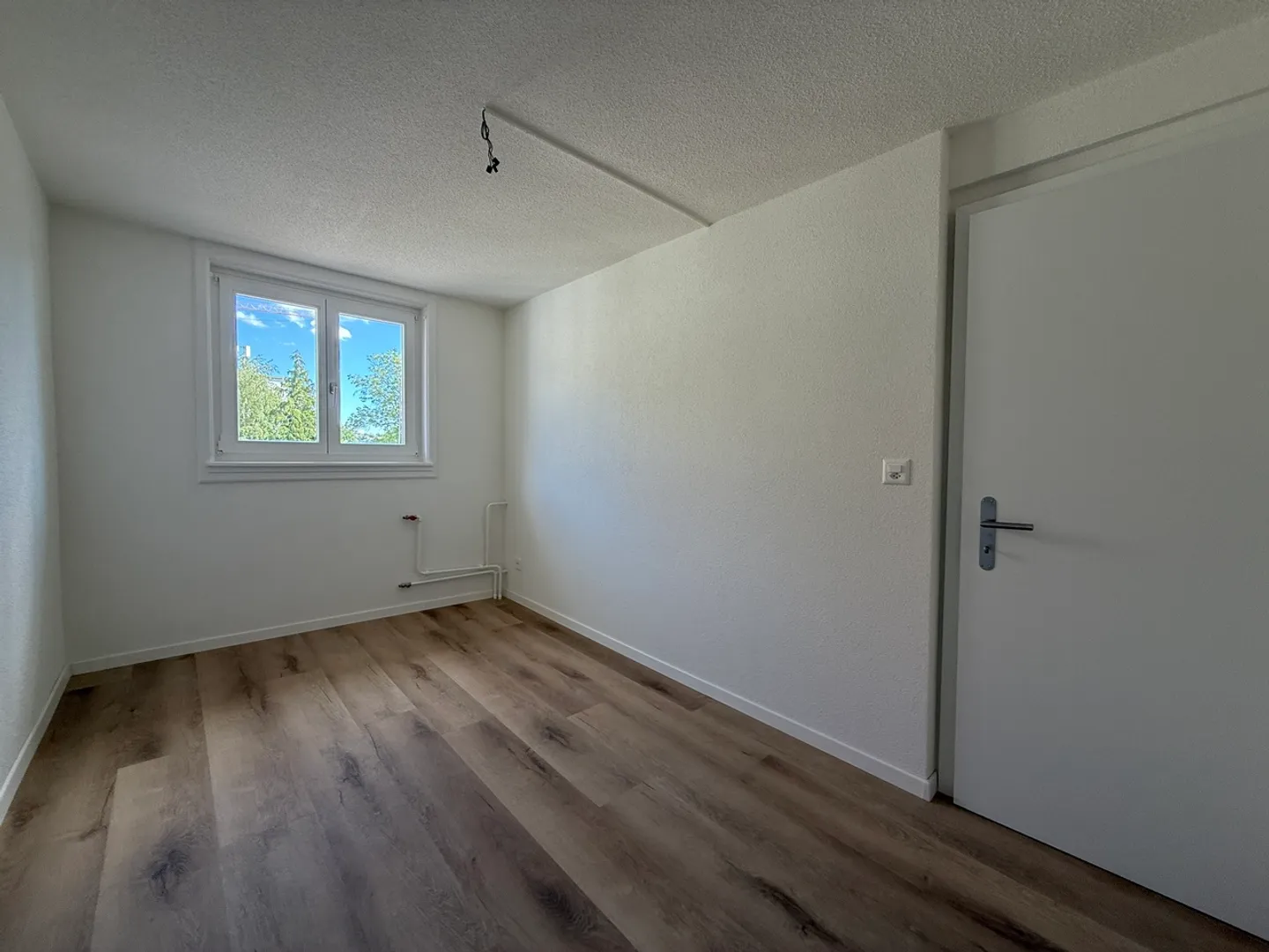 Freshly renovated 4-room apartment near Biel train station - Photo 5 of 10