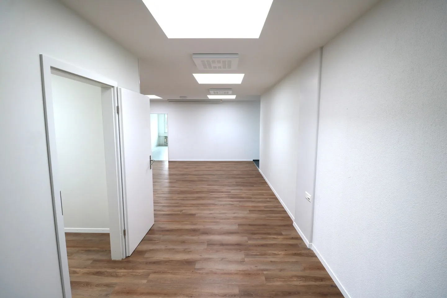 Spazio ufficio moderno in affitto - Foto 2 di 11