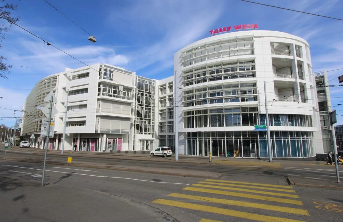 Large Commercial Space White Plaza, Prime Location - Photo 1 of 6