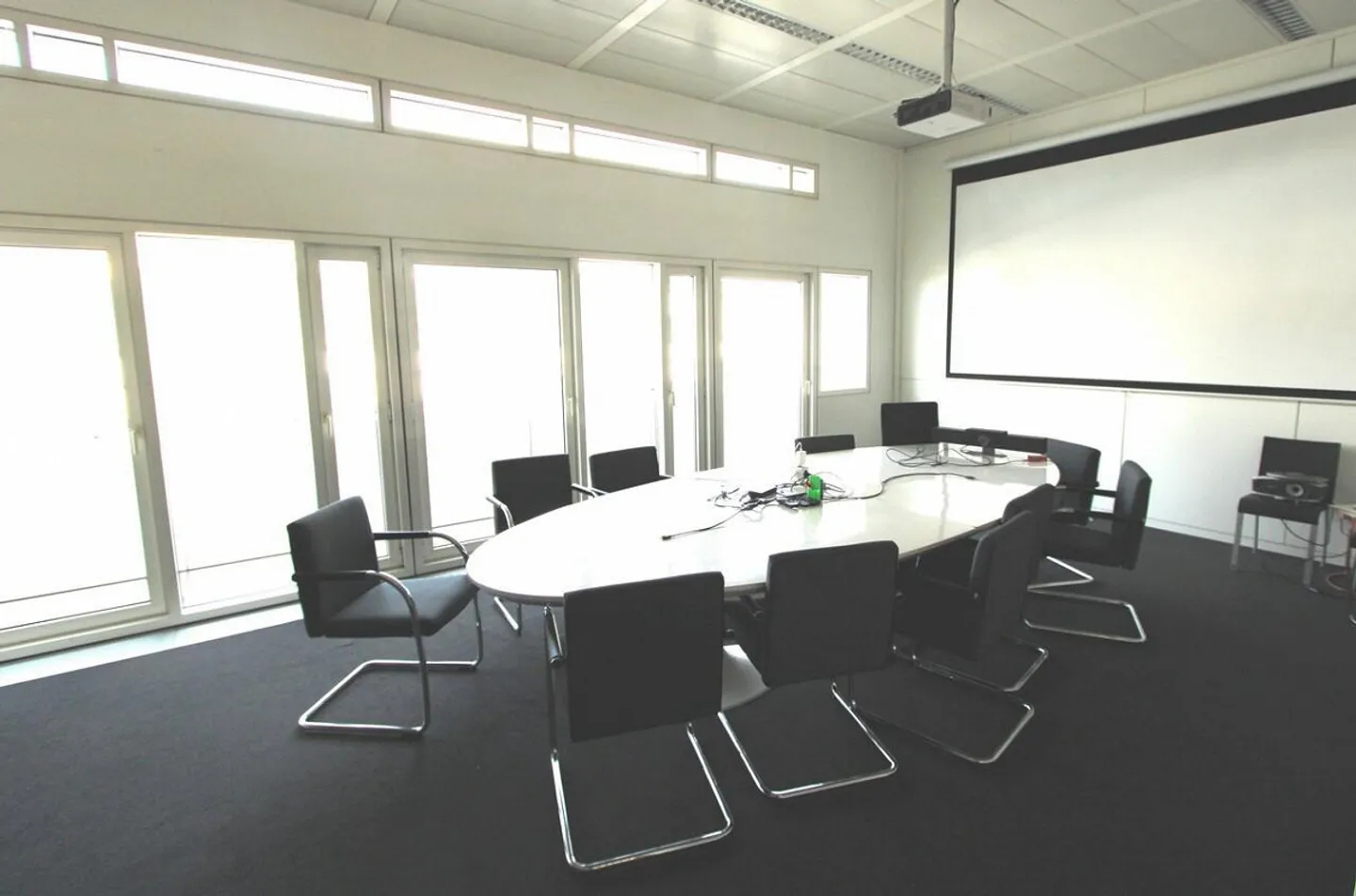 Large Commercial Space White Plaza, Prime Location - Photo 3 of 6