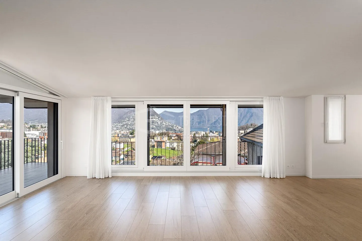 Duplex moderne avec 4 chambres et vue sur le lac - Photo 3 sur 13