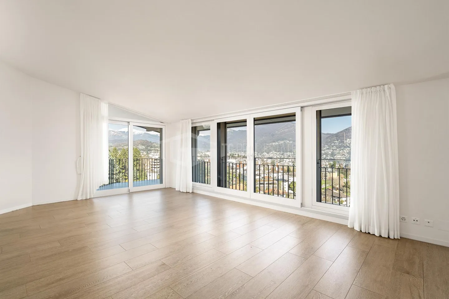 Duplex moderne avec 4 chambres et vue sur le lac - Photo 5 sur 13