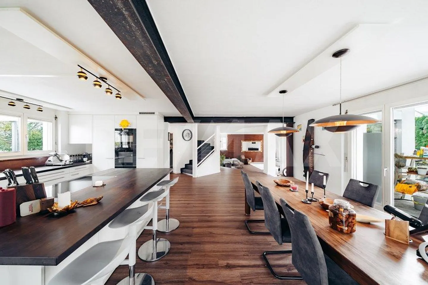 Exclusive Living Experience – Stylish 6-Room Villa with Character - Photo 10 of 13