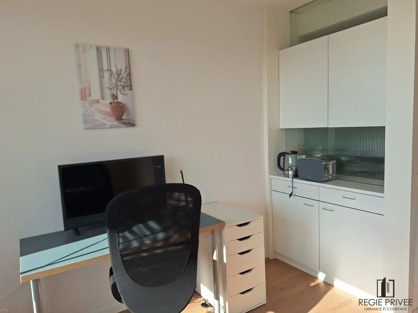 Bright furnished studio with balcony. Close to bus and lake - Photo 2 of 9