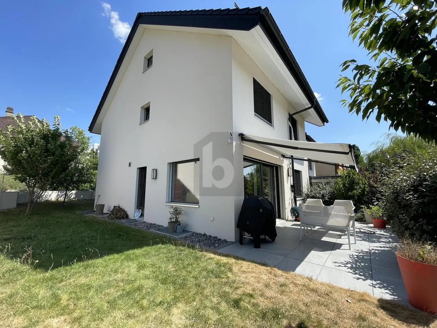 SUPERBE MAISON MITOYENNE AVEC JARDIN À PENTHAZ - Photo 1 sur 6