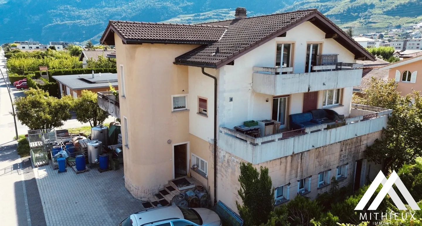 Raro! Casa atipica con grande potenziale di trasformazione - Foto 1 di 9