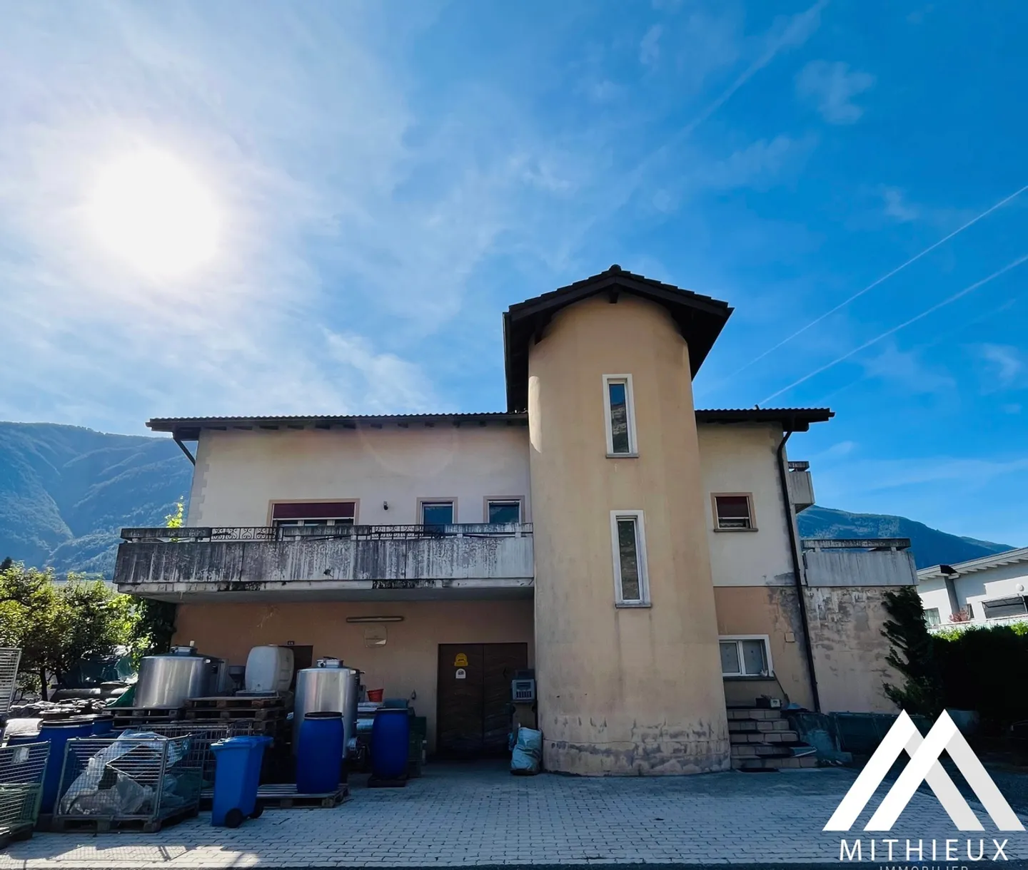 Raro! Casa atipica con grande potenziale di trasformazione - Foto 2 di 9