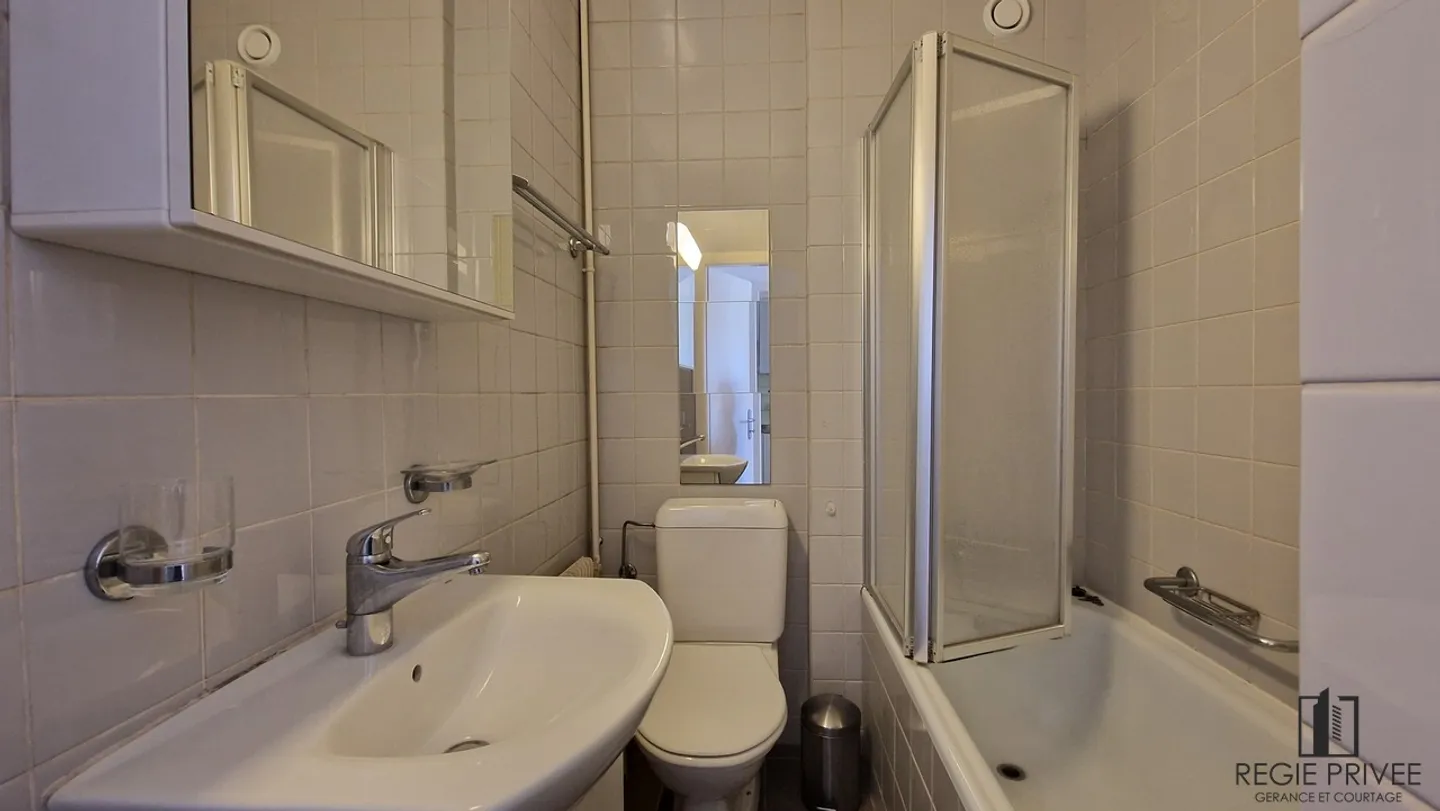 Bright furnished studio with balcony. Close to bus and lake - Photo 8 of 9