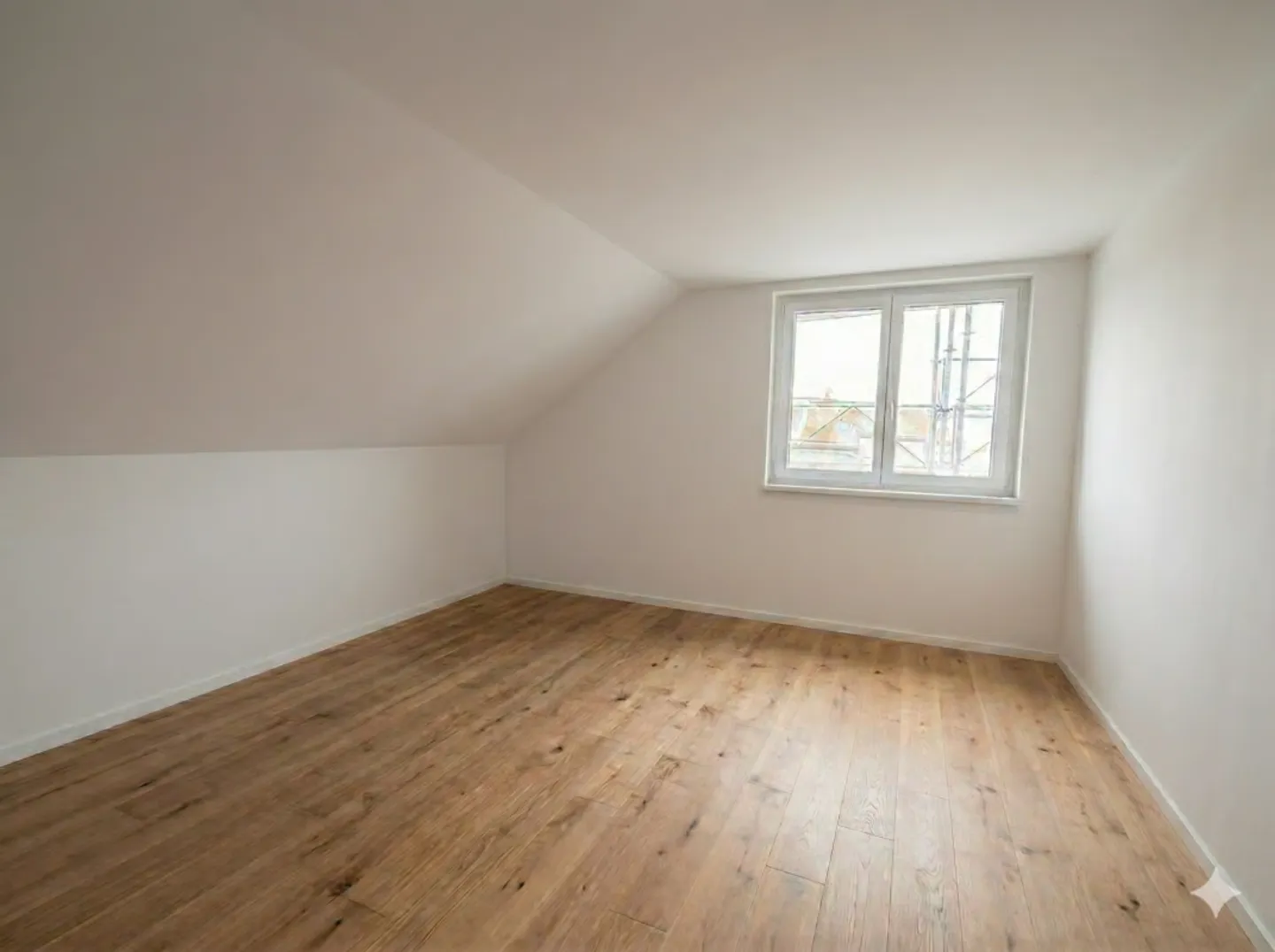 An extraordinary property with garden, terrace without privacy screen and mountain view! - Photo 4 of 8