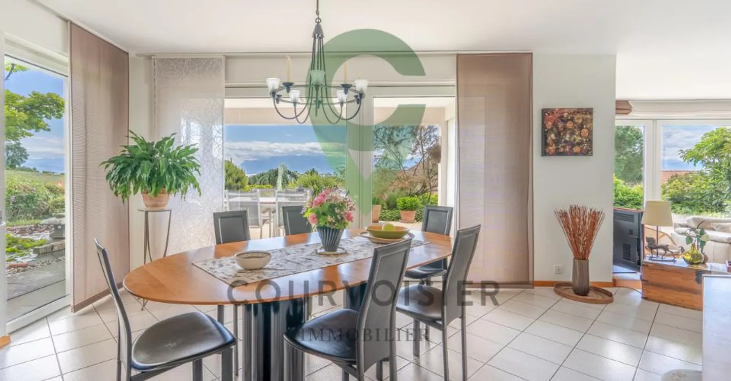 Semi-detached house with a beautiful view of the lake - Photo 4 of 11