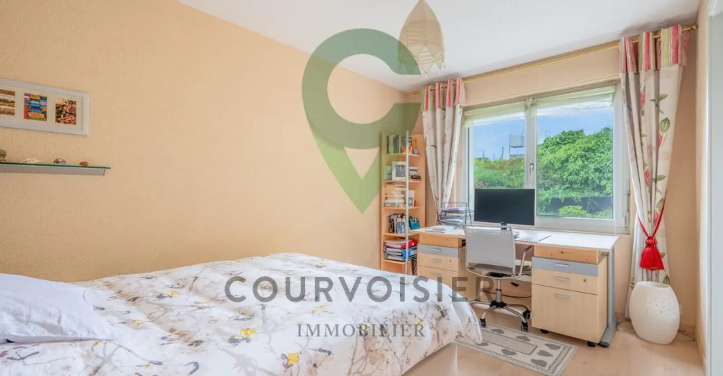 Semi-detached house with a beautiful view of the lake - Photo 10 of 11