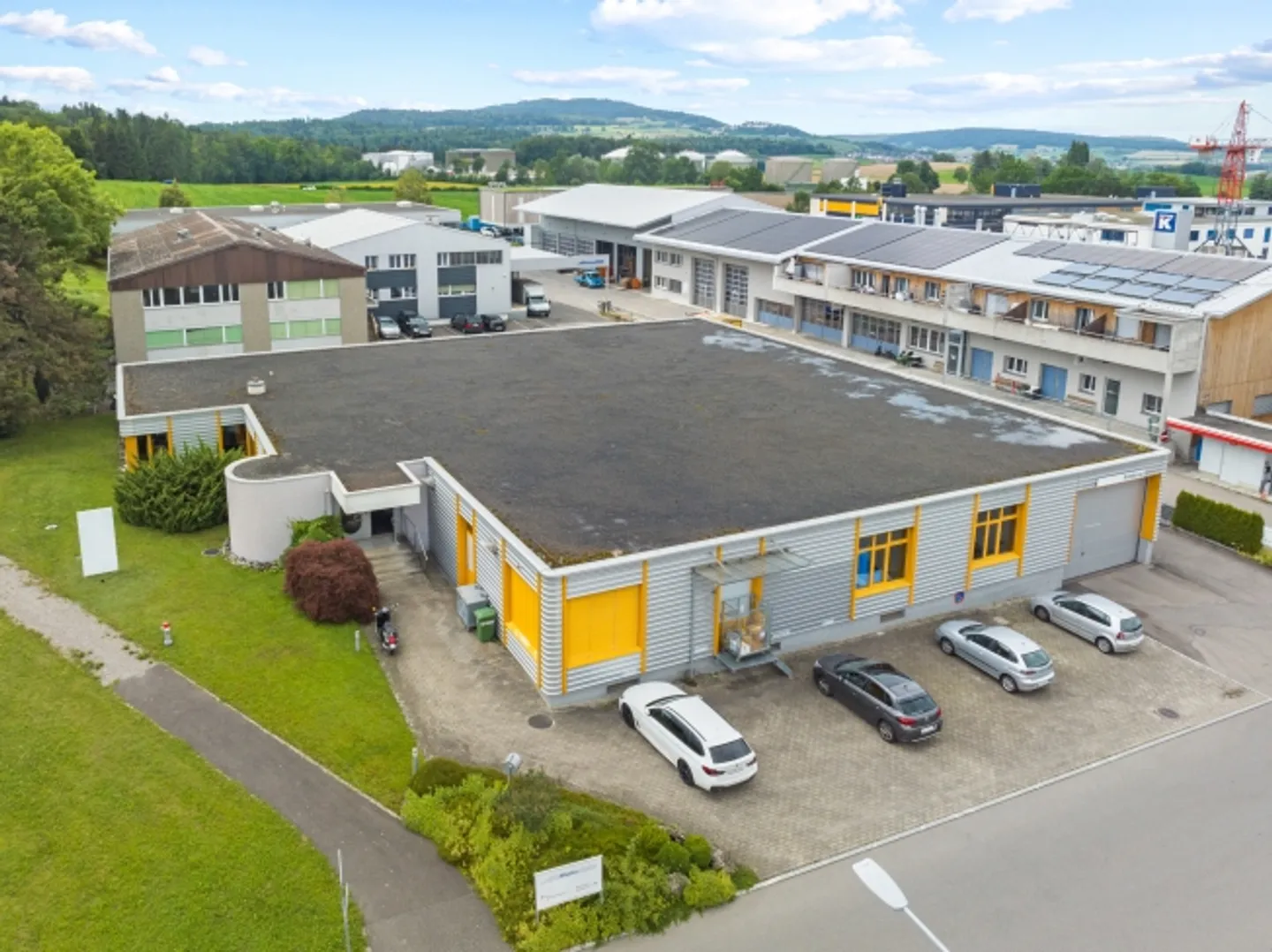 NEI PRESSI DELL'AEROPORTO DI KLOTEN – SPAZI COMMERCIALI CON RISERVA E POTENZIALE - Foto 1 di 8