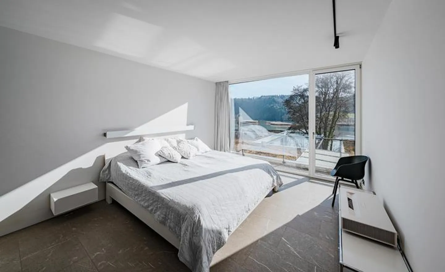 TERRACE HOUSE WITH LAKE VIEW AND 88 M² TERRACE IN HINTERKAPPELEN - Photo 4 of 8