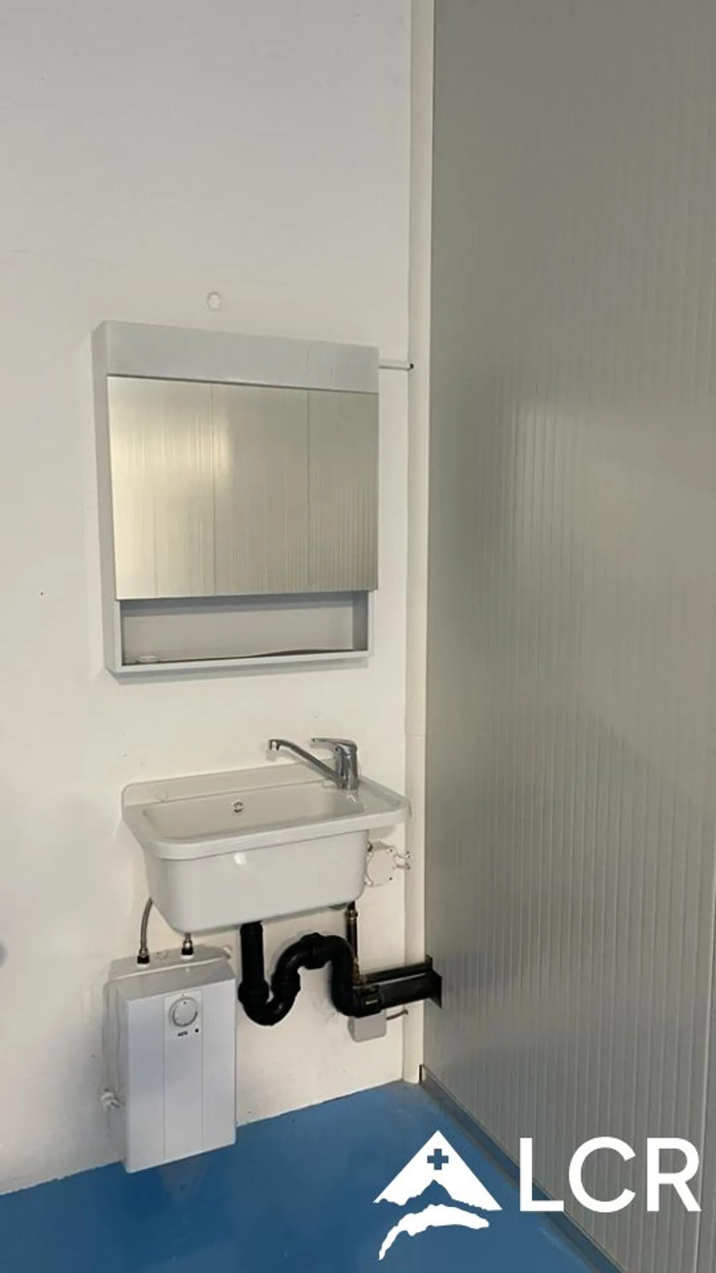 Large New Craft and Industrial Halls - Photo 3 of 4