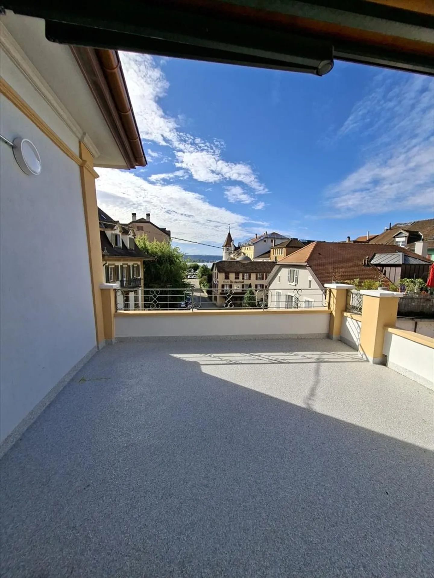 Superb 3.5 room renovated apartment with terrace and lake view - Photo 2 of 13