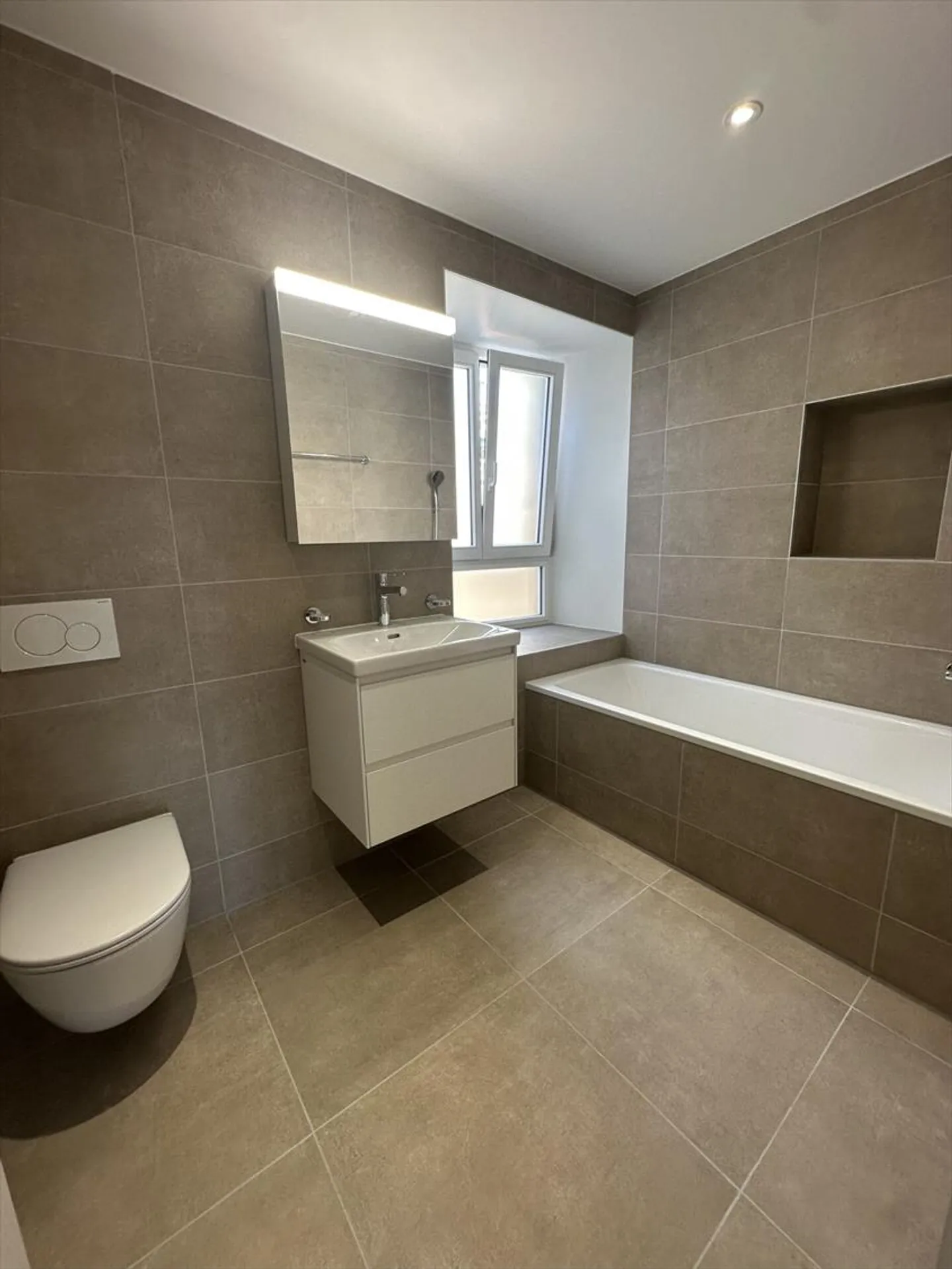 Superb 3.5 room renovated apartment with terrace and lake view - Photo 12 of 13