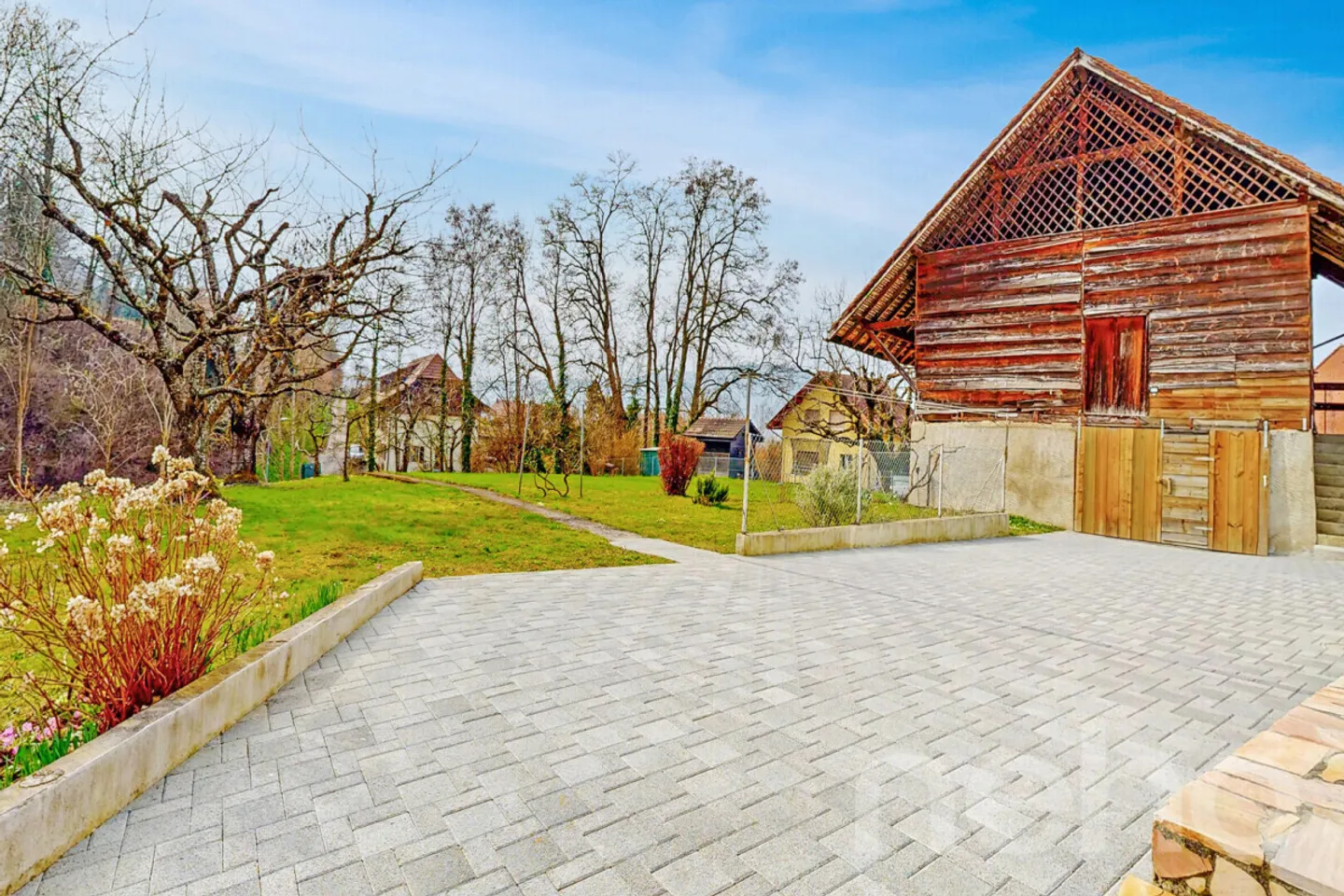 Charming Villa with Workshop - Photo 12 of 12