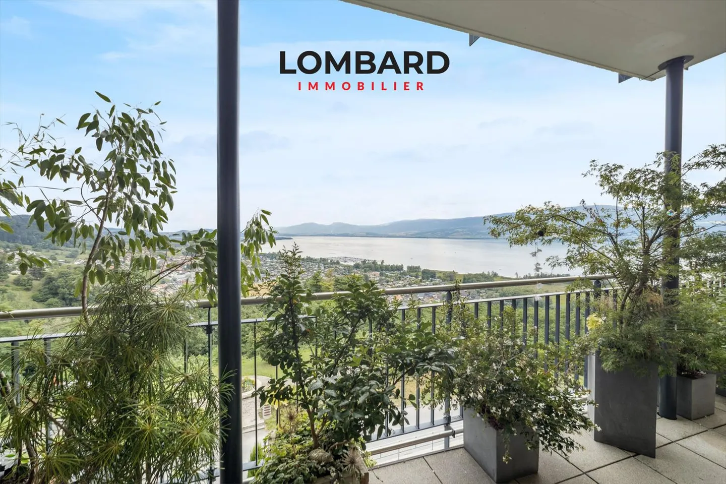 Magnificent 2.5-room apartment with panoramic lake view - Photo 2 of 7