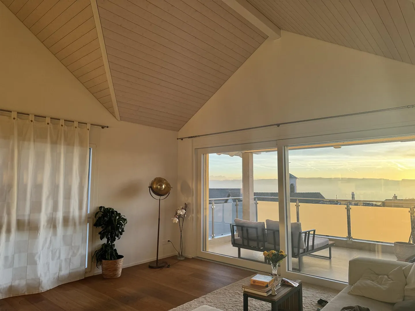 Moderno appartamento mansardato di 3,5 locali in posizione tranquilla Hämikon - Foto 1 di 8