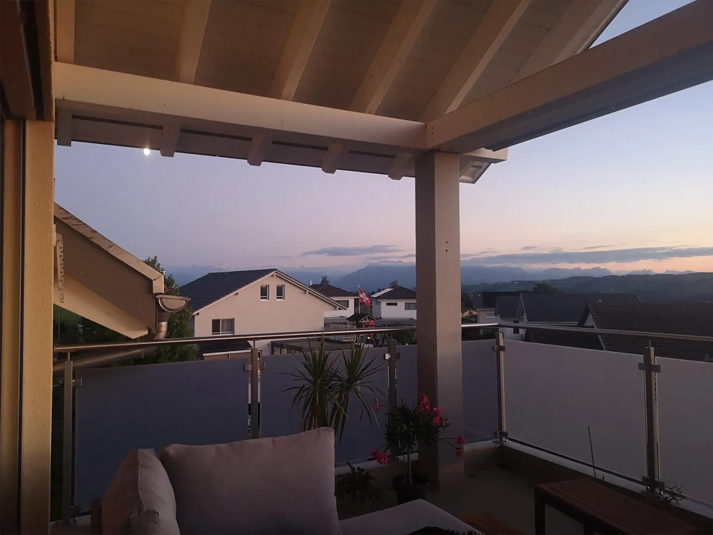 Moderno appartamento mansardato di 3,5 locali in posizione tranquilla Hämikon - Foto 2 di 8