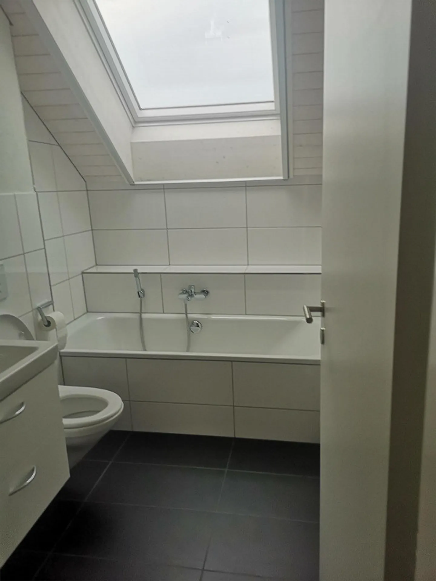 Moderno appartamento mansardato di 3,5 locali in posizione tranquilla Hämikon - Foto 3 di 8