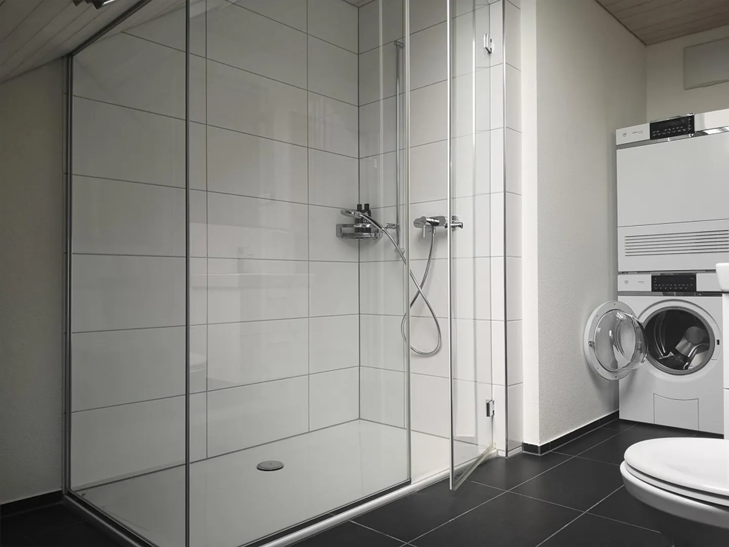 Moderno appartamento mansardato di 3,5 locali in posizione tranquilla Hämikon - Foto 4 di 8