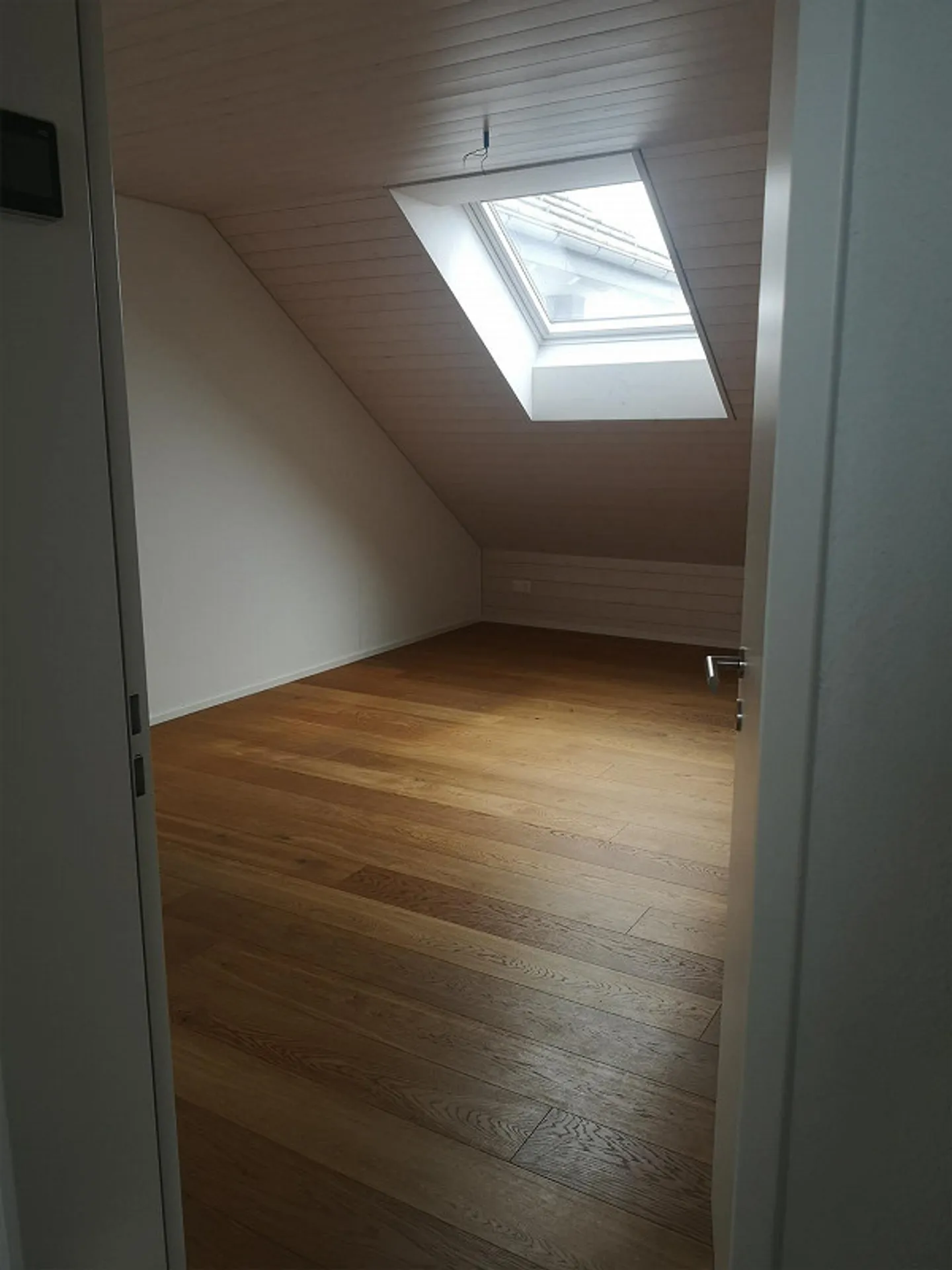 Moderno appartamento mansardato di 3,5 locali in posizione tranquilla Hämikon - Foto 5 di 8