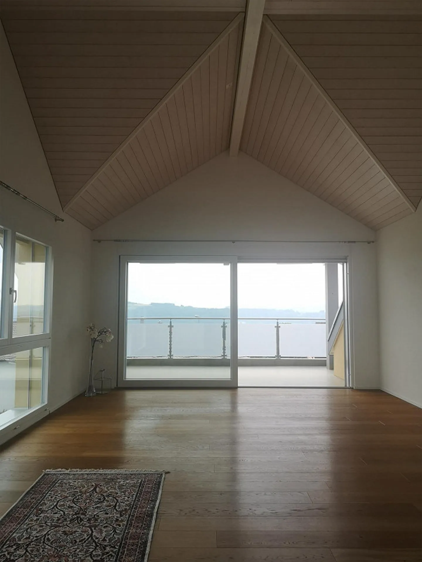 Moderno appartamento mansardato di 3,5 locali in posizione tranquilla Hämikon - Foto 8 di 8